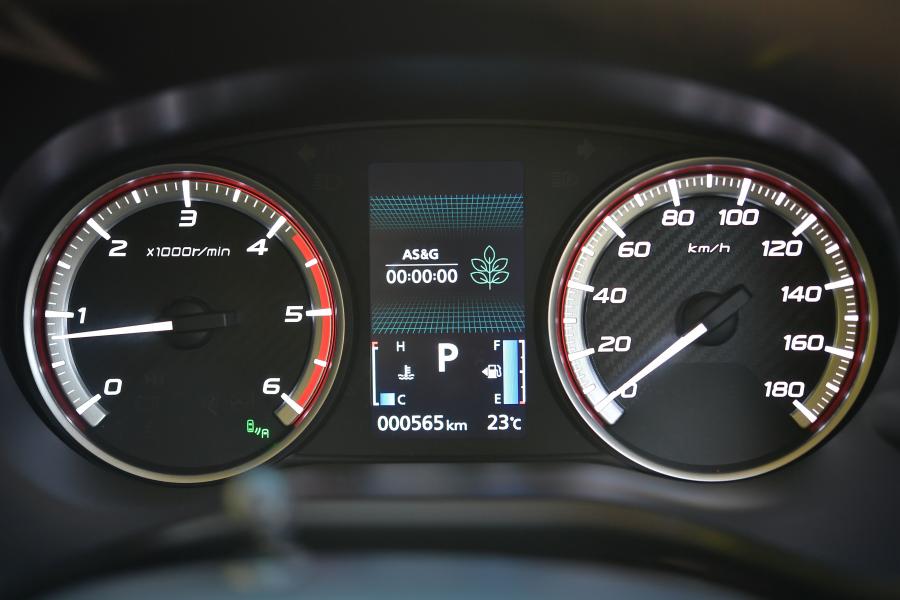 Панель приборов Mitsubishi Delica D:5 2018 года  (фото 12 из 43)